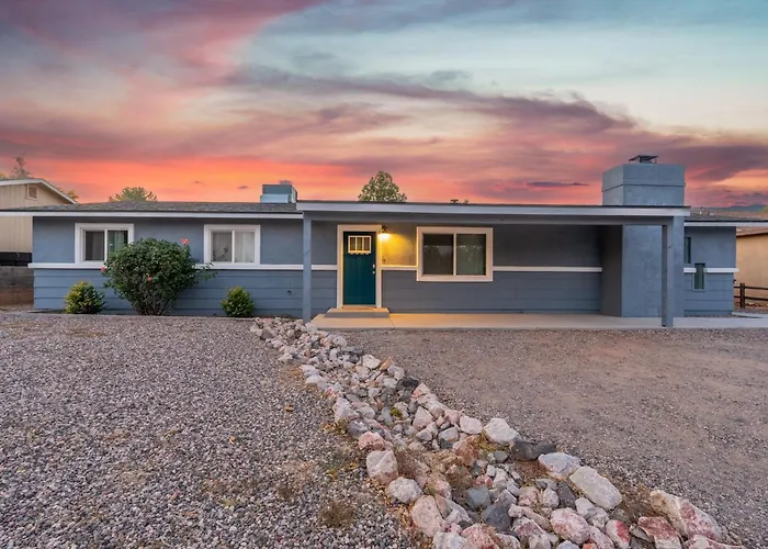 3br Retreat In With Plenty Of Space And Fun *